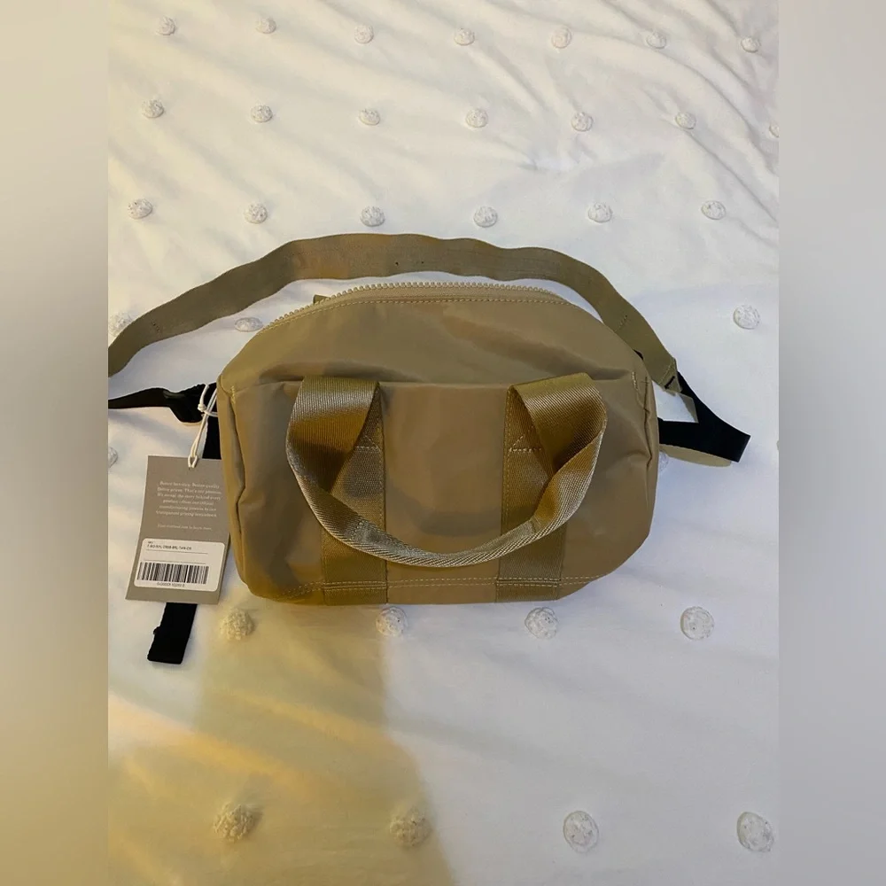 EVERLANE NWT The Recycled Nylon Crossbody bag in Beige - Picture 7 of 7